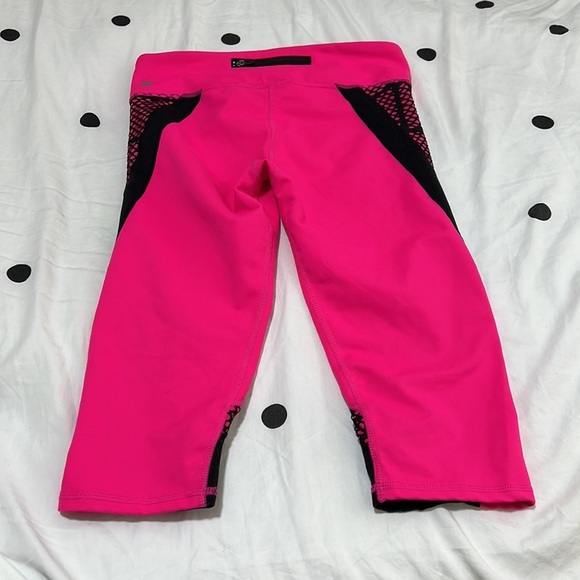Fabletics Hot Pink Navassa Cropped Leggings - Picture 4 of 7
